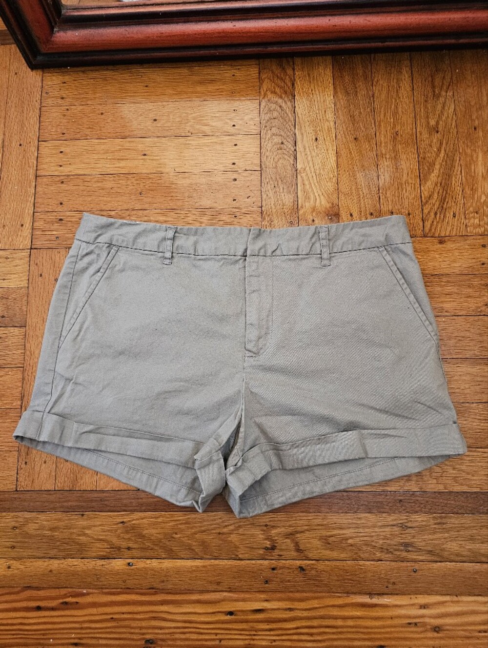 Forever 21 Women's Khaki Cuffed Chino Shorts Zip Fly Hook & Eye Closure Size 28